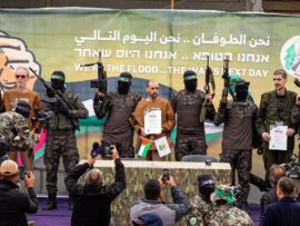 ハマス人質解放：衰弱したイスラエル人3名、491日ぶりに帰還