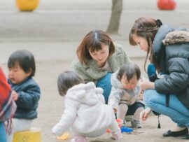 子連れ公園デビュー：笑顔の裏に隠された親たちの本音