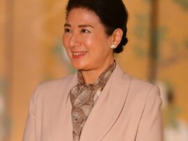 雅子さま、愛用のリーフ柄スカーフで春を先取り！天皇陛下とのさりげないリンクコーデも話題に