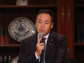 鈴木馨祐法相、月餅配布で波紋　公選法違反の疑いも？