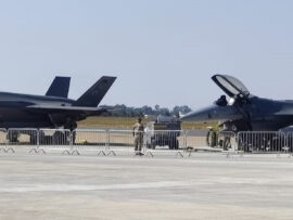 米ロのステルス機そろい踏み　F35とスホイ57、インドに売り込み