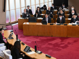 岸和田市長、再び不信任で失職へ　妻・紗代市議は議場に入れず