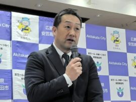 安芸高田市の藤本市長、こども園の移転先表明　石丸前市長の計画変更