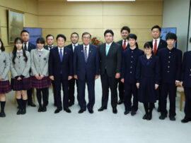 石破首相、高校生から提言　ぼやく場面も