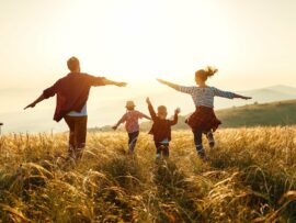 結婚は本当に幸せへの近道？未婚・既婚、子どもの有無と幸福度の意外な関係