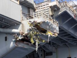 米空母トルーマンの損傷示す写真公開、スエズ運河付近で商船と衝突