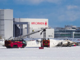 トロント・ピアソン国際空港でデルタ航空機が着陸失敗、乗客18人負傷