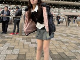 “デカ盛り№1レースクイーン”水瀬琴音　競馬場でミニスカ姿に「超絶可愛い」「JKが競馬してる（笑）」