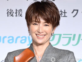 50歳・吉瀬美智子、“絶対領域”のぞくミニスカ姿「Happy 50th birthday, Michiko！」