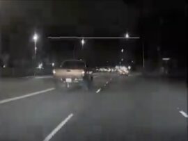 【衝撃映像】花火攻撃！ワシントン州で危険運転、あおり運転の常軌を逸した犯行