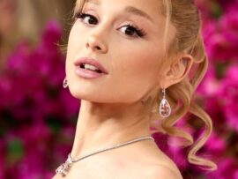 アリアナ・グランデ、羽田空港に降臨！ガーリーな装いと驚きのヒールでファン魅了