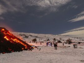 噴火中の火山を見ようと観光客が殺到、救助活動の妨げに　イタリア