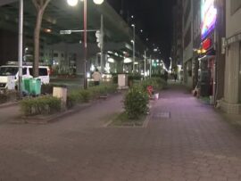 国道沿いの歩道に頭から血を流して倒れた男性 殺人未遂事件として捜査 “黒の上着の男”が逃走