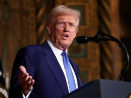 トランプ氏、ゼレンスキー大統領を「独裁者」と非難　ウクライナ支援への不満露わに
