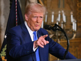 トランプ前大統領、支持率低迷で再選への道は険しく？キニピアック大世論調査を読み解く