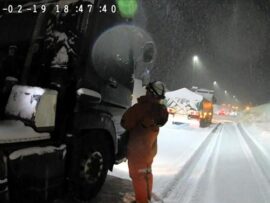 新潟で大雪続く　関越道では立ち往生発生、一時は100台が列を作る