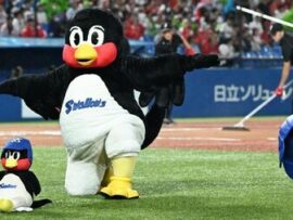 つば九郎と「中の人」：日本のマスコット文化の真髄