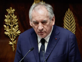 フランス首相、ウクライナ支援停止で米批判　「侵略者の勝利望む行為」