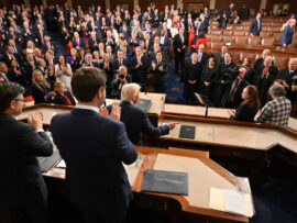 トランプ前大統領の議会演説：熱狂の共和党と沈黙の民主党、アメリカ分断の縮図