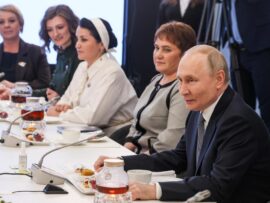 プーチン大統領、併合地域返還拒否を改めて表明　戦死者の母親らと面会