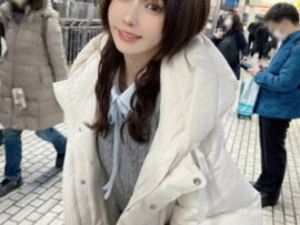 えなこ　駅ホームでのロングヘア・ショット公開に「自然な感じで可愛い」「電車とか乗るんだ」