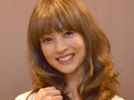 Miekoさん(55)、白髪染めをやめた最新ヘアスタイルを公開！春らしい軽やかさでファンを魅了