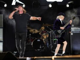 AC/DC、英国で記念切手発売！半世紀にわたるロックの軌跡を讃える
