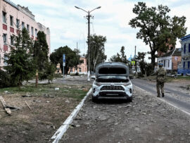 ウクライナ軍、ロシア軍燃料供給拠点の製油所2カ所を攻撃