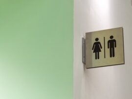 公衆トイレのトイレットペーパーに潜む危険：感染症リスクへの警告