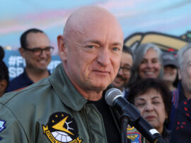 マーク・ケリー上院議員、ウクライナ情報支援停止で防衛力低下とトランプ前大統領を批判
