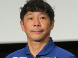 前澤友作氏、サウナショットで鍛え抜かれた肉体とタトゥーを披露！