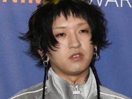 YOASOBI Ayase、新たなタトゥーを披露！世界を舞台に進化し続けるアーティストの真意とは？