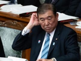 石破元首相の商品券配布騒動：新人議員への高額贈与は慣習か、それとも政治資金規正法違反か？