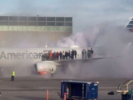 緊急着陸の旅客機でエンジン火災、翼の上に乗客避難　煙に包まれる機体　米デンバー空港