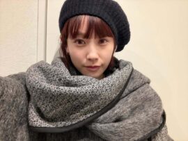 高橋愛、全身赤コーデで魅了！HOUGAのドレスで華麗に登場