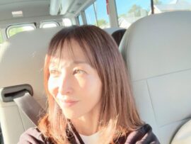 56歳とは思えない！加藤れいこ、すっぴん美肌で旅情を語る