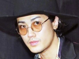 赤西仁、東京で公衆電話を手にした姿が話題に！変わらぬカッコよさにファン騒然