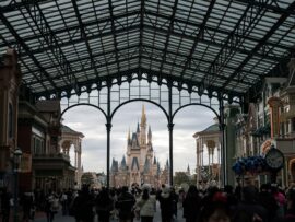 夢のスイーツワゴン、ついに再販！東京ディズニーランドの人気ポップコーンバケットが帰ってきた！