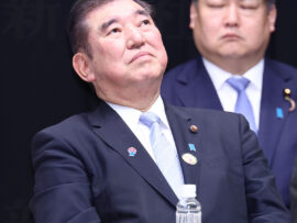 石破首相の商品券配布問題で支持率急落！国民の失望と政治不信を招く事態に