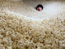 はじめしゃちょー、5億円の豪邸地下室をポップコーンで埋め尽くす！夢の企画にファン歓喜