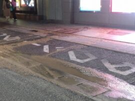 福岡天神中心部で汚水逆流！悪臭漂う緊急事態