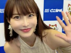 岸明日香、赤いギンガムチェックのワンピースで魅せる！大人の可愛さと美しさの秘訣とは？