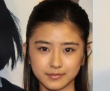 黒島結菜、デニム×ネクタイの最新ショットで圧倒的な存在感！母になっても変わらぬ美しさにファン歓喜