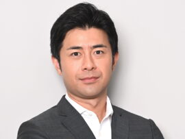 フジ榎並アナのモデル妻　長男入園式コーデに「見惚れる」「素敵ママ」襟の曲線が上品＆華やか、太めヒールも◎