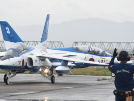 大阪万博ブルーインパルス展示飛行、悪天候で中止に　9歳の少年の夢も空へ