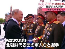 プーチン大統領、北朝鮮軍人と抱擁、感謝伝える　戦勝80年軍事パレードで