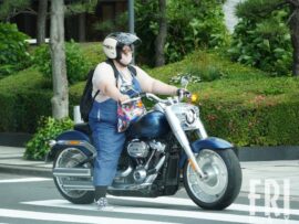 安藤なつ〈スピード出さないし、すり抜けもしない〉都心で世界限定900台のハーレーで走る姿を発見！