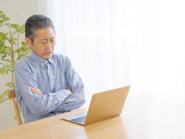 来年定年を迎えます。「再雇用」でも給与は今よりかなり減ると聞いたので、「再就職」をするべきか悩んでいます。他の人はどうしているのでしょうか？