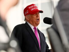 トランプ氏が陸軍士官学校で演説、「分断を招く屈辱的な政治訓練から解放」