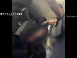 【騒然】ANA機で乗客が非常ドア開けようと暴れる…緊急着陸し取り押さえられ連行　健康上の問題あったか　別の乗客がいらだち騒ぎも